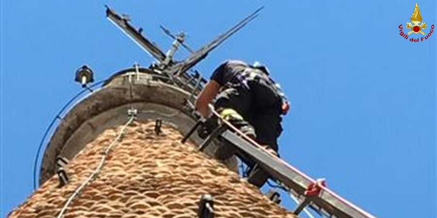 Forlì - Cesena, il nucleo SAF effettua una verifica alla croce del campanile dell'abbazia di San Mercuriale