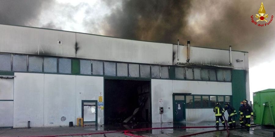 Treviso, incendio in azienda di smaltimento rifiuti