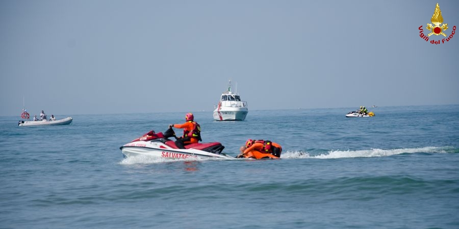 Massa Carrara, esercitazione congiunta con Capitaneria di Porto sulla spiaggia di Montignoso