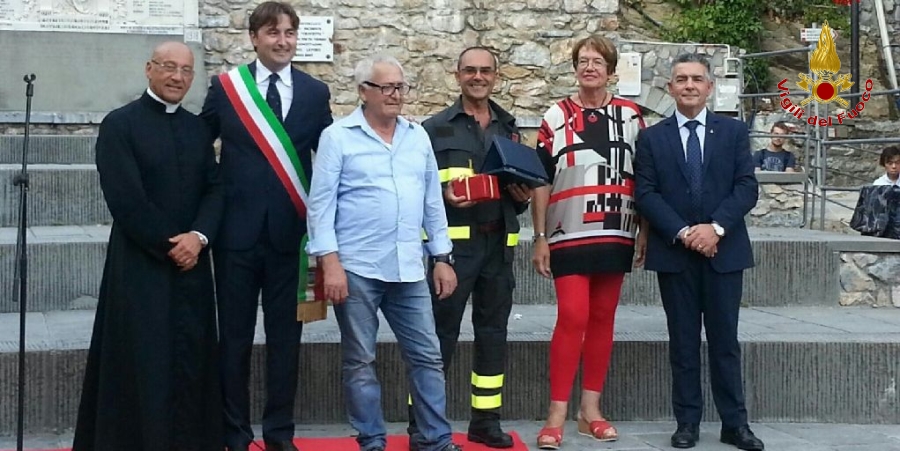 La Spezia, il sindaco di Porto Venere consegna una targa al CS dei Vigili del fuoco, Fabiano Palmas
