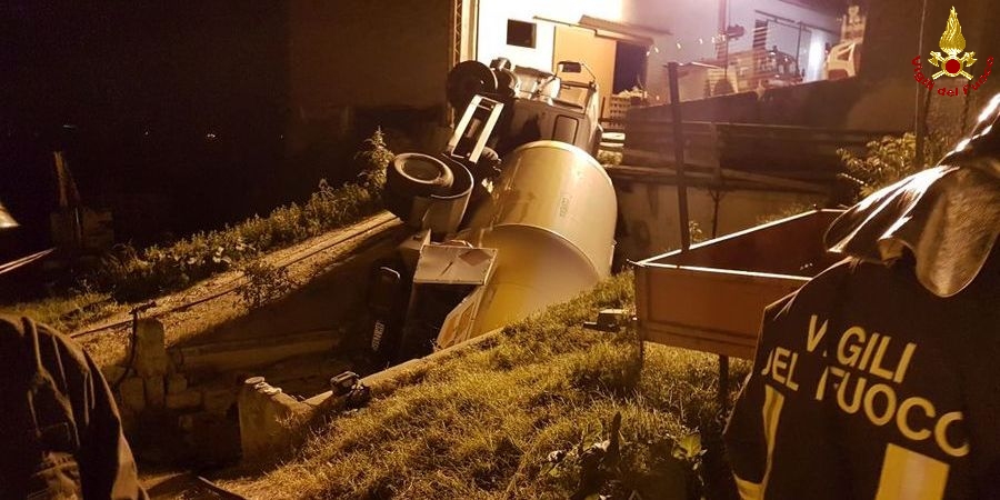 Pescara, ribaltamento autocisterna