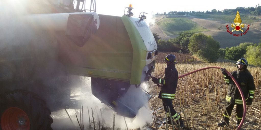 Ancona, spento incendio su un mezzo agricolo in fiamme