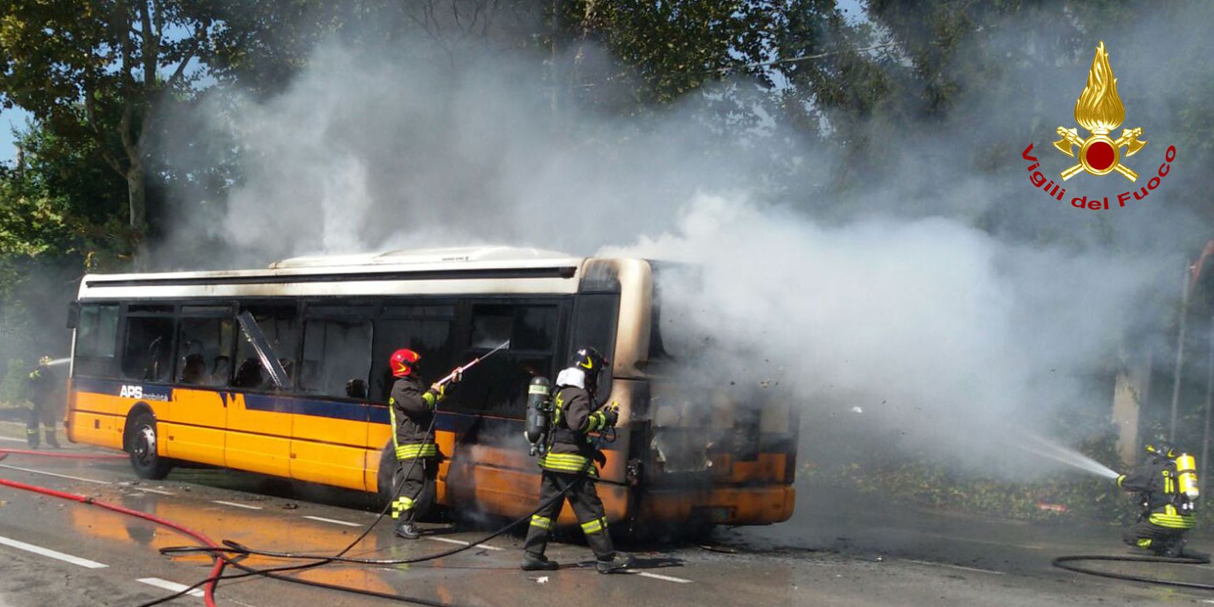 Padova, a fuoco un autobus delle linee urbane nel comune di Abano Terme
