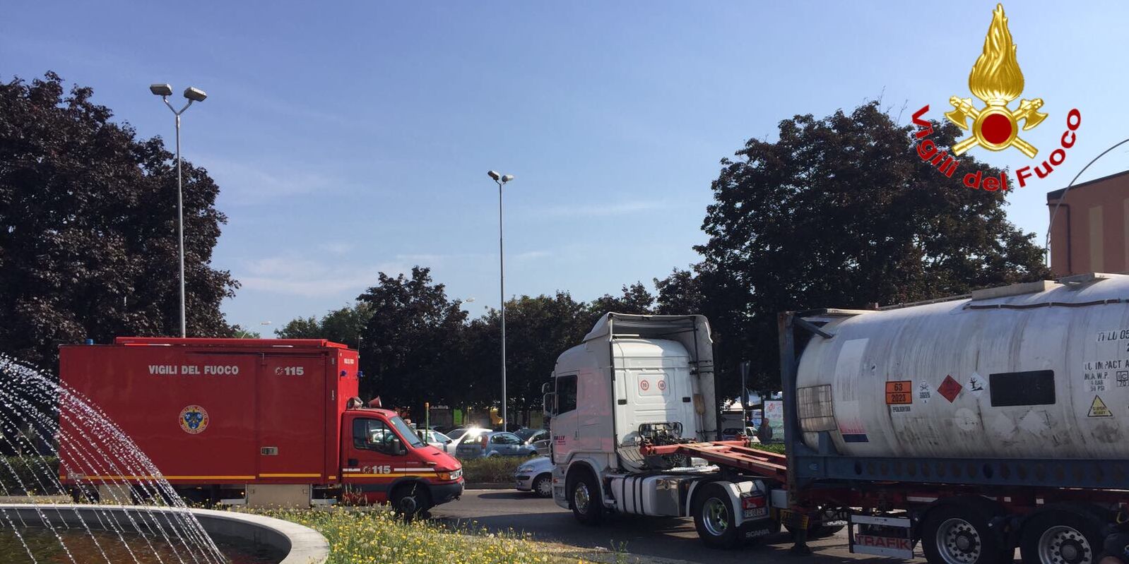 Varese, messa in sicurezza di un semirimorchio con cisterna nel comune di Tradate