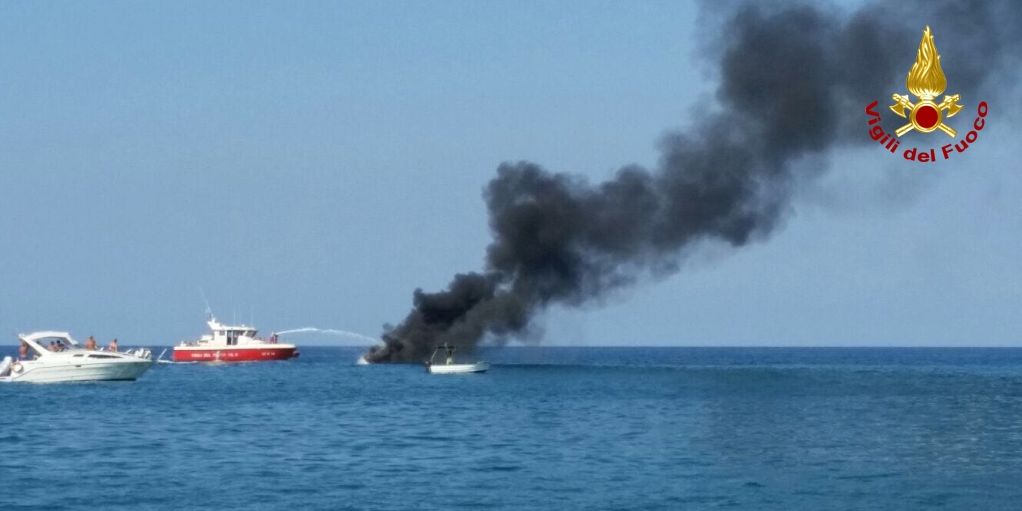 Messina, incendio imbarcazione