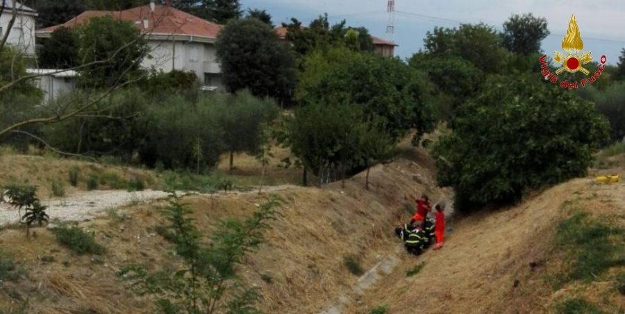 Ancona, soccorsa anziana signora caduta in un canale