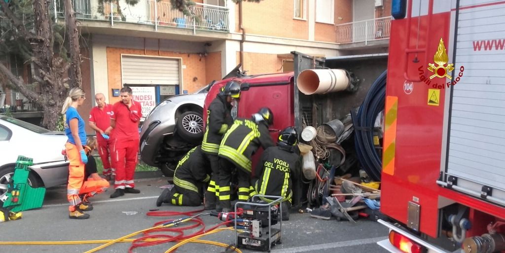 Genova, soccorsa persona rimasta intrappolata tra le lamiere del proprio mezzo