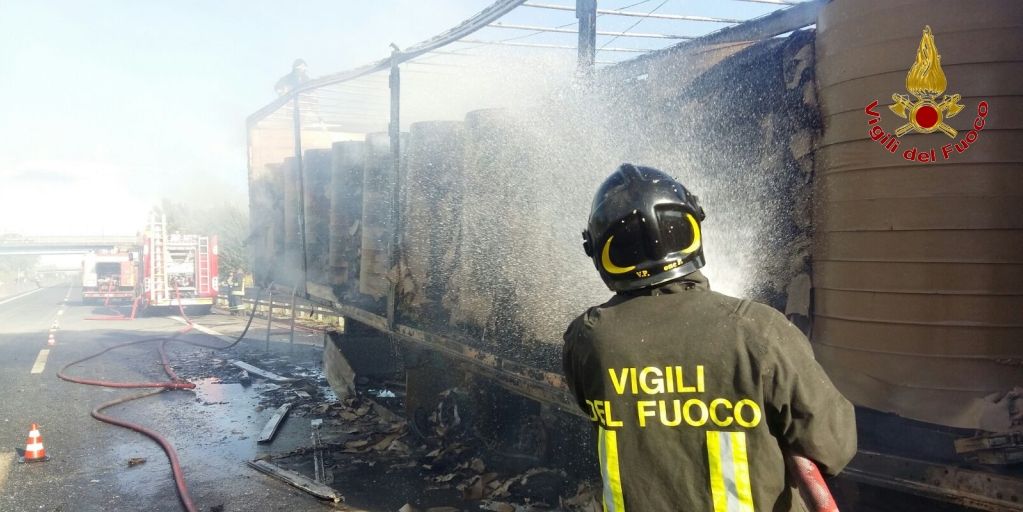 Lucca, incendio autoarticolato in "A.11"