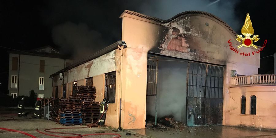 Padova, incendio di un capannone contenente materiale plastico nel comune di Tombolo