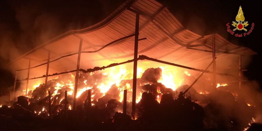 Caserta, a fuoco un fienile di circa 250 mq nel comune di Grazzanise