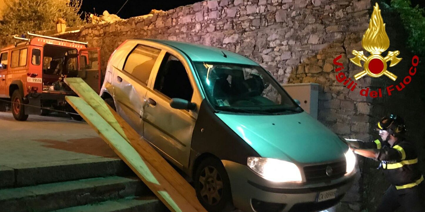 La Spezia, recupero auto finita fuori strada a Fabiano Alto