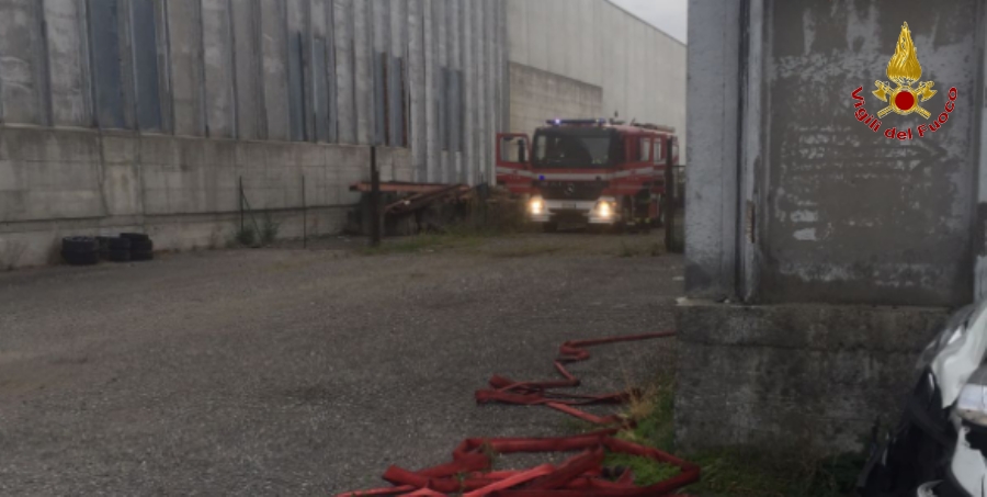 Lecco, domasto vasto incendio sviluppatosi all'interno di un'azienda di Verderio