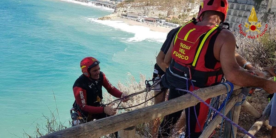 Vibo Valentia, soccorsi due turisti nella "Grotta del palombaro" a Tropea