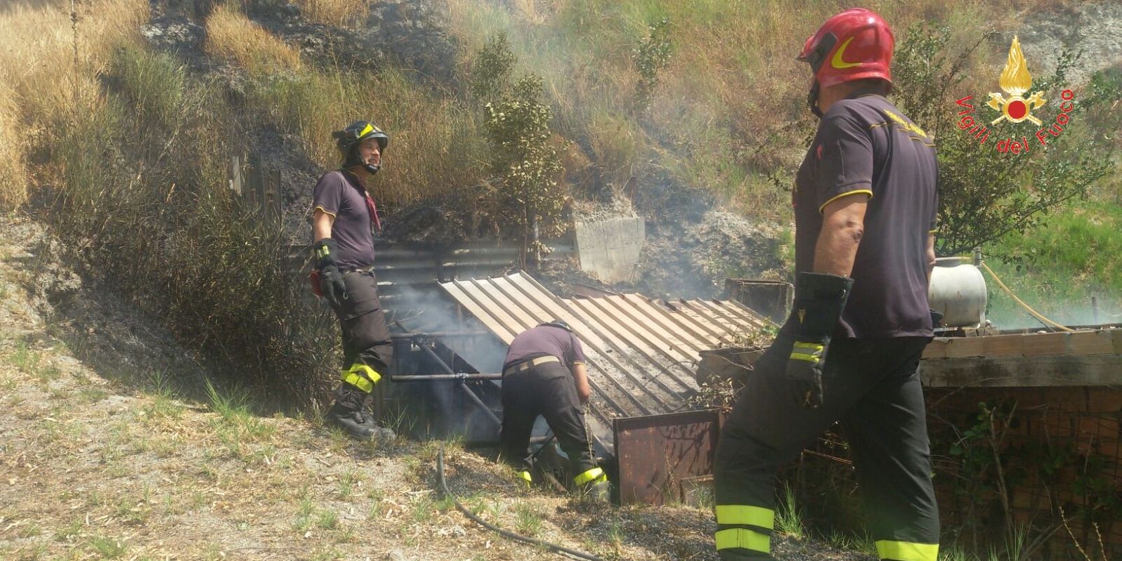 Catanzaro, in fiamme un box adibito a custodia per animali da allevamento
