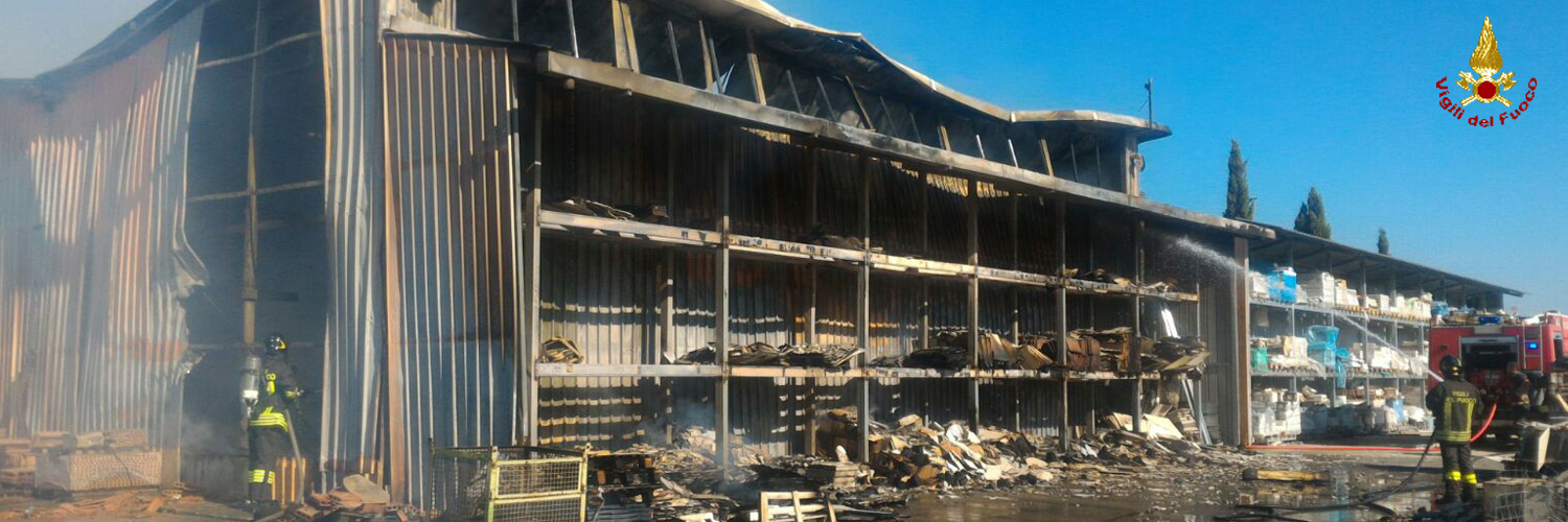 Roma, incendio di un capannone sulla via Tiberina