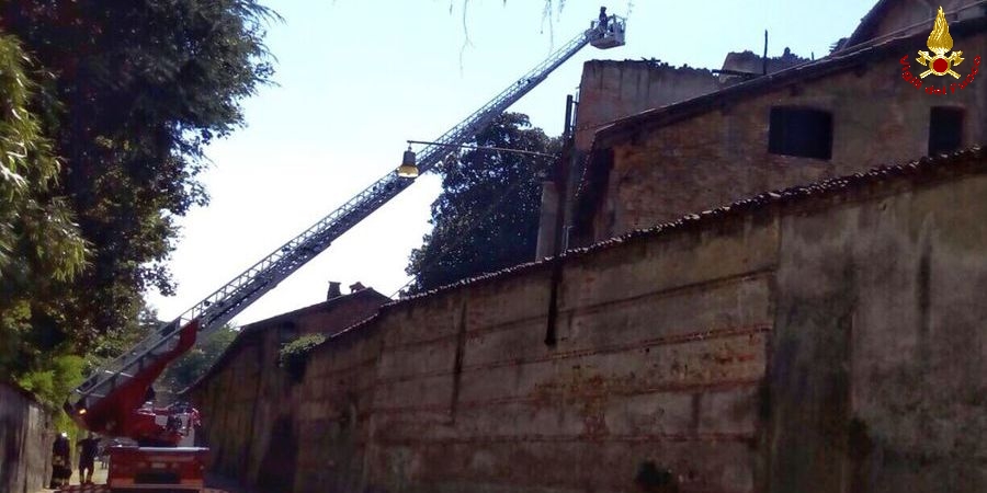 Milano, incendio in villa del 700