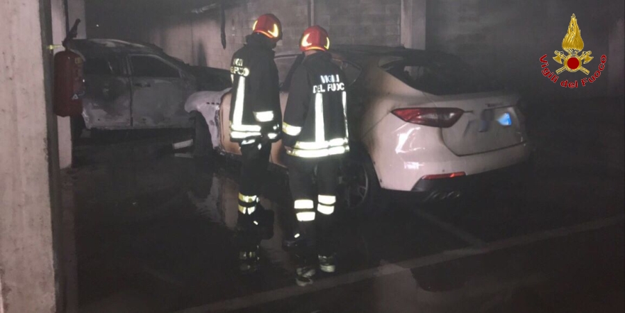 Varese, auto in fiamme in una rimessa cittadina