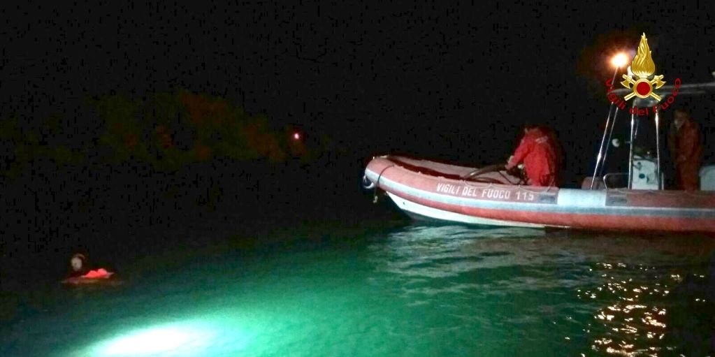Ancona, recuperata un'imbarcazione che si era rovesciata in mare