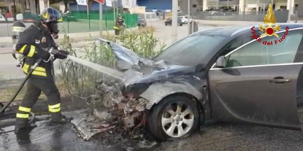 Ancona, incendio autovettura