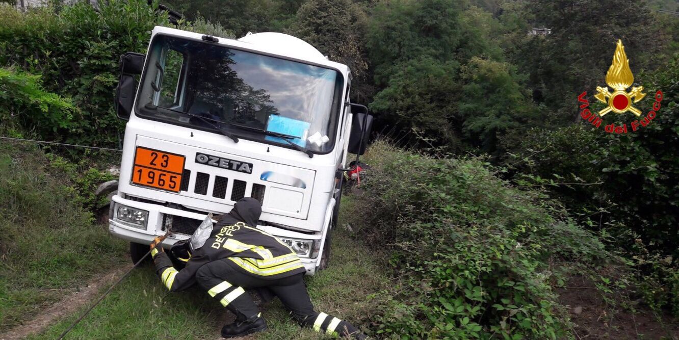 Varese, messa in sicurezza di un'autocisterna da 2500 litri di Gpl