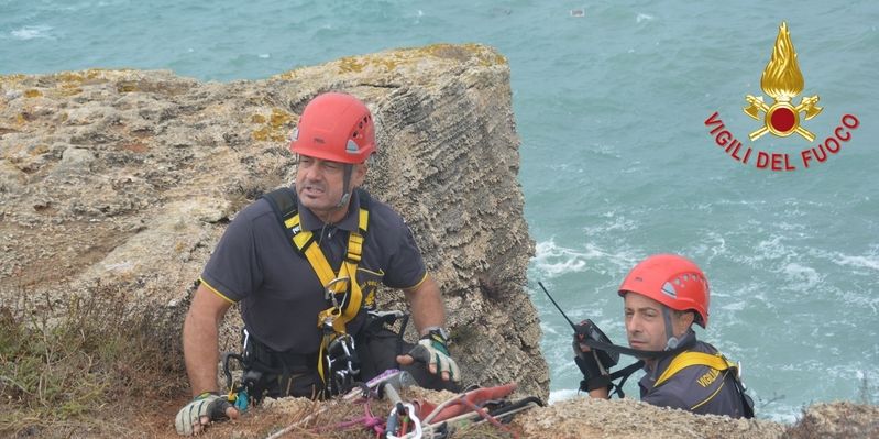 Lecce, arduo salvataggio di persona in mare