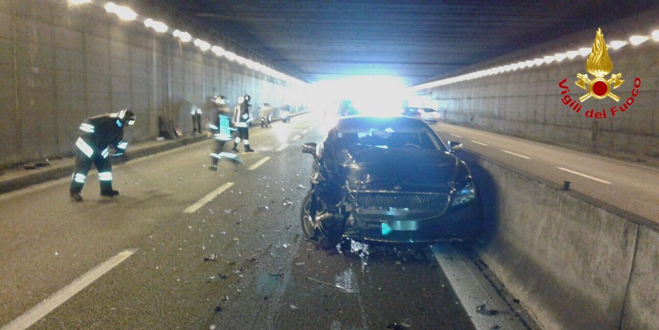 Varese, incidente stradale in galleria sulla "SS.336"