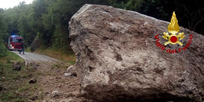 Genova, frana un grosso masso sulla "SP.10"