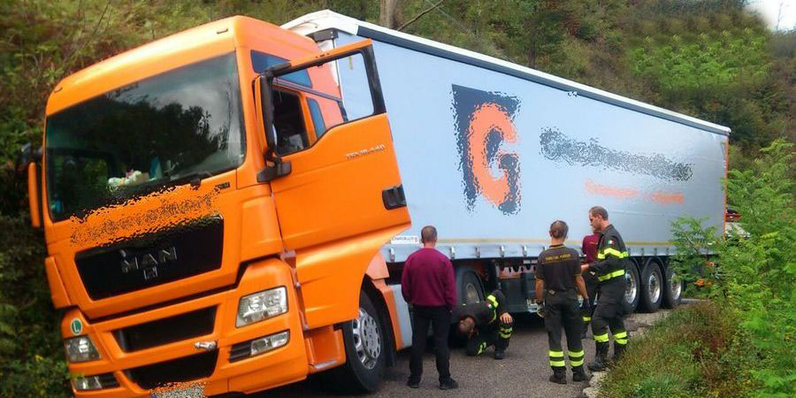 Padova, recuperato autoarticolato uscito di strada in zona collinare