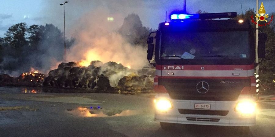Milano, incendio rotoballe a Cascina Caldera
