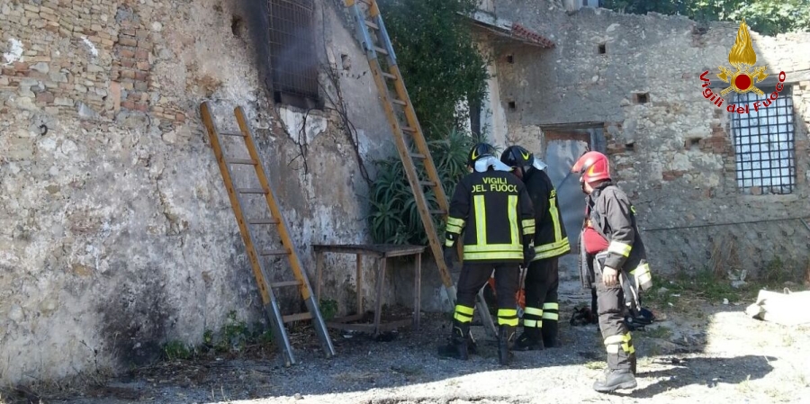 Catanzaro, incendio in un casolare nel comune di Botricello