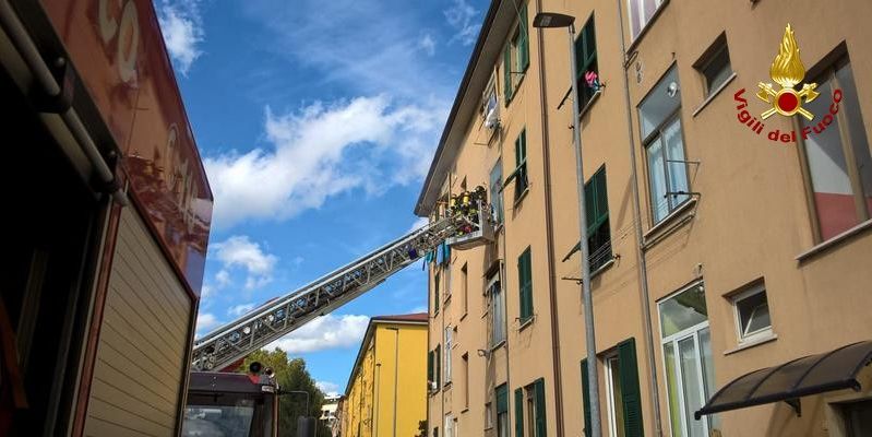 La Spezia, incendio in un alloggio del quartiere Favaro