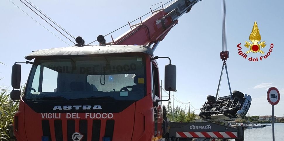 Messina, recupero autovettura finita nelle acque del lago Faro