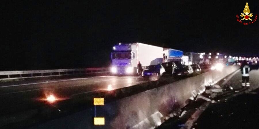 Milano, incidente sulla A1: camion perde trattore e finisce nell'altra corsia