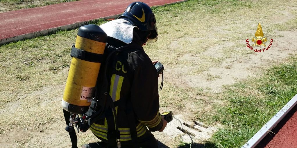 Genova, sopralluogo nel nucleo NBCR dei Vigili del fuoco su un campo sportivo