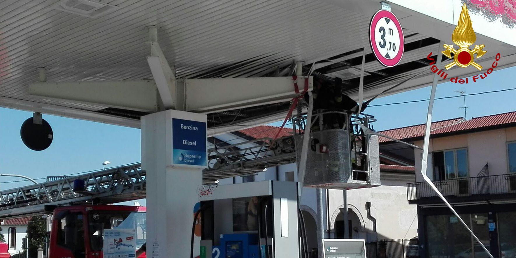 Padova, camion finisce contro pensilina di un distributore di carburante