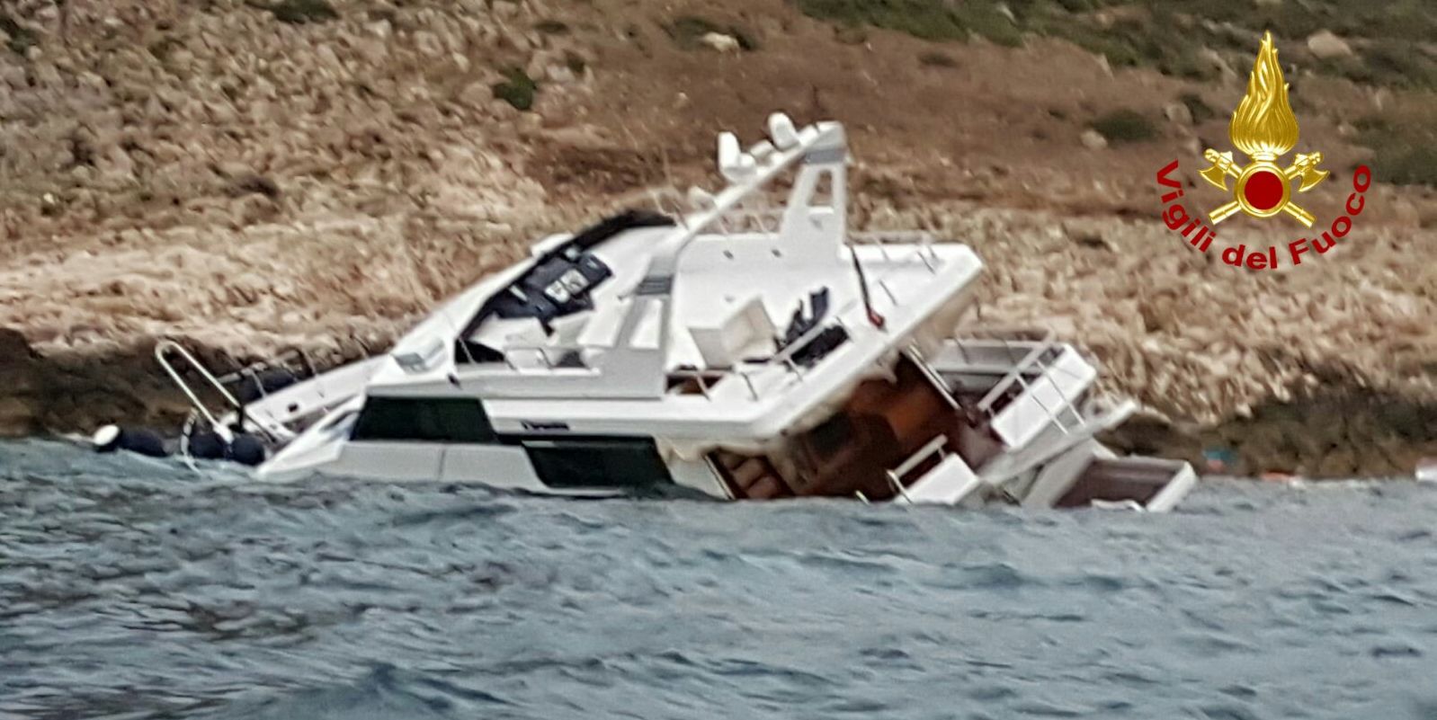 Trapani, i Vigili del fuoco salvano undici persone da un'imbarcazione finita sugli scogli