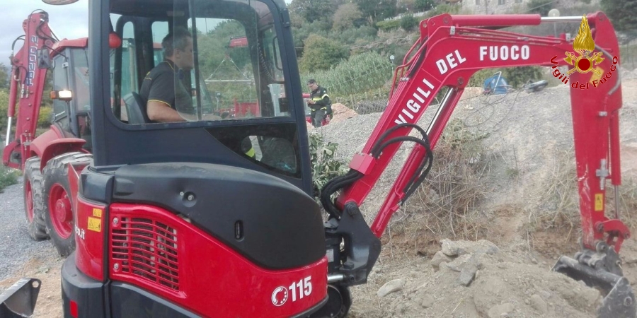 Savona, intervento dei Vigili del fuoco per salvare un gattino