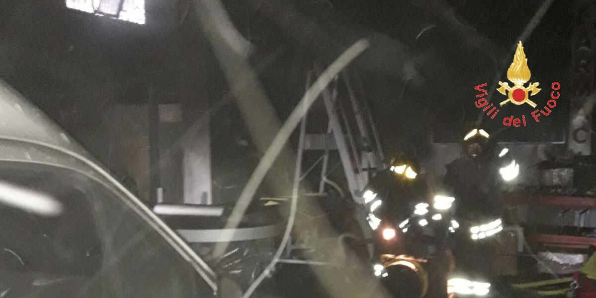 Catanzaro, incendio in magazzino azienda che produce insegne luminose a Lamezia Terme