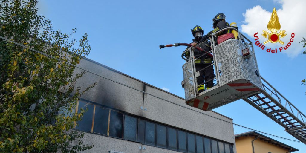Bologna, vasto incendio in una ditta di trasporti nel comune di San Pietro in Casale