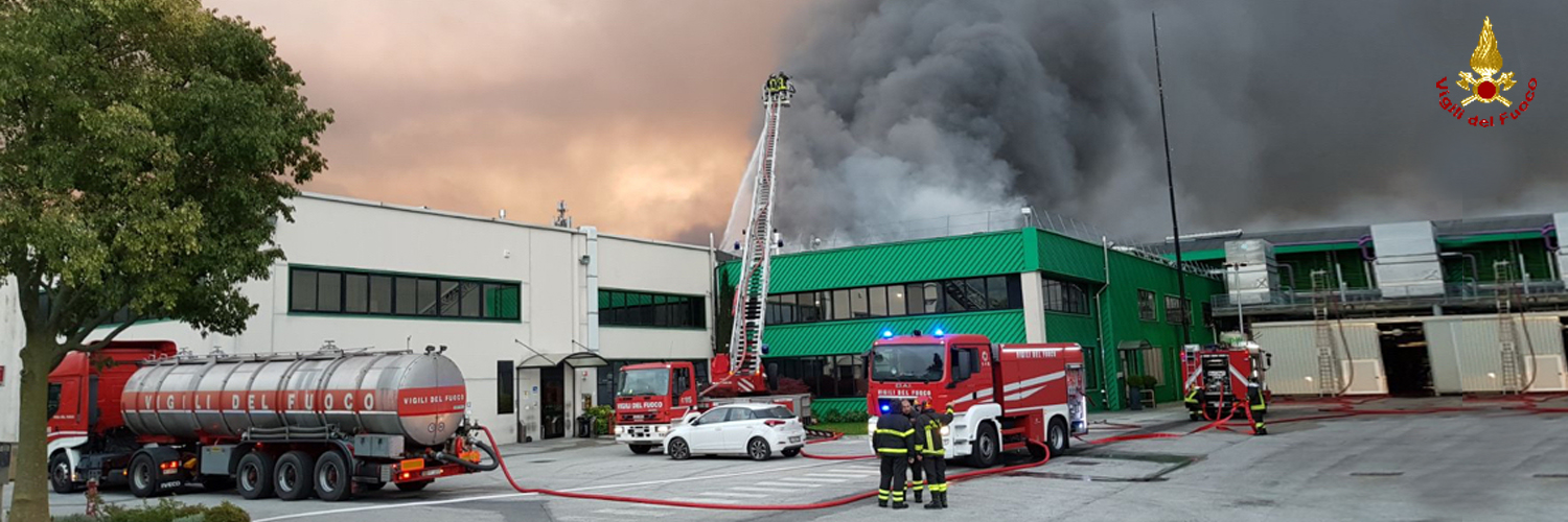 Pordenone, vasto incendio in un impianto per la produzione di pizze congelate