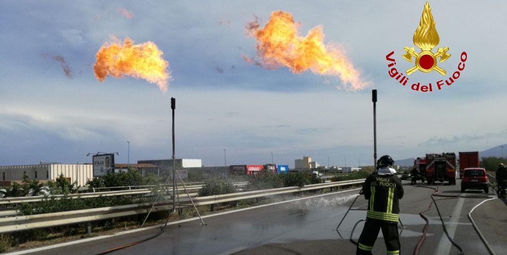 Palermo, intervento NBCR sulla "A.19" per incendio cisterna