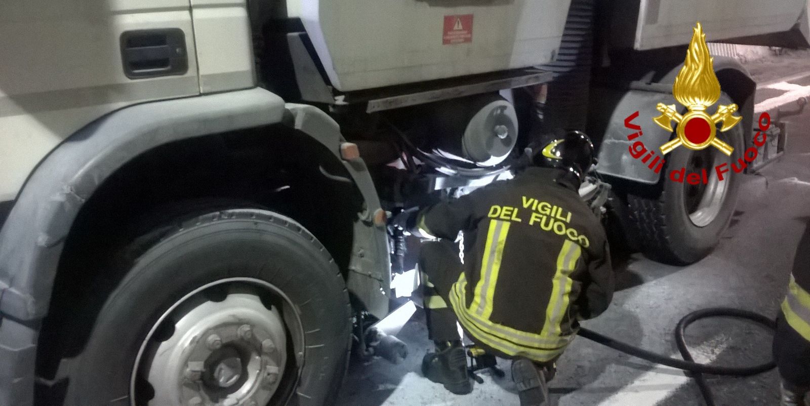 Genova, principio d'incendio su un camion in autostrada
