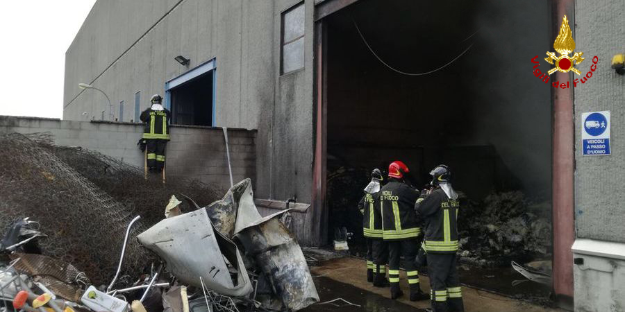 Milano, incendio capannone a Cinisello Balsamo