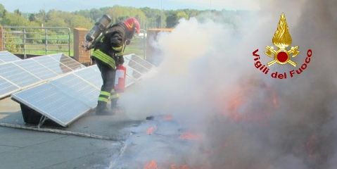 Prato, incendio pannelli fotovaltaici sul tetto di una Scuola
