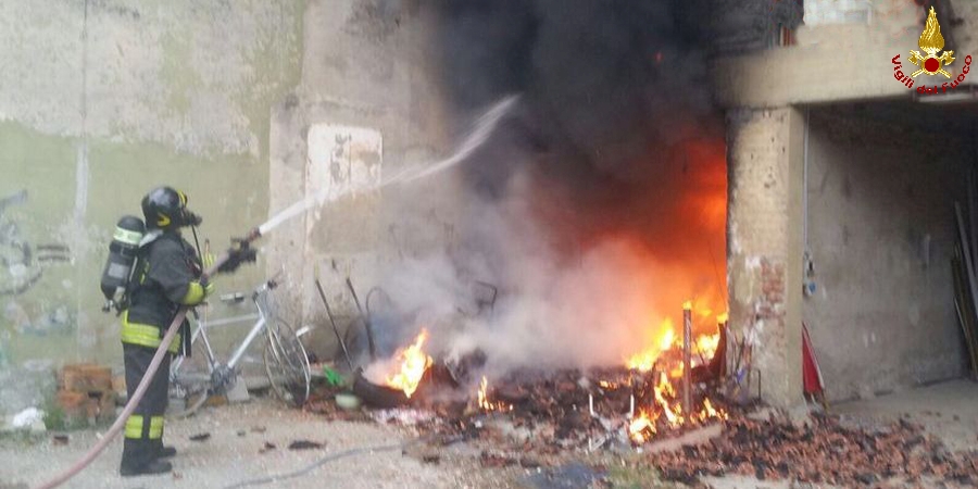 Milano, incendio di una cascina a Pantigliate