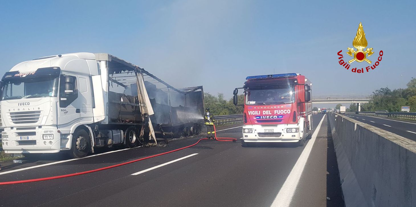 Venezia, incendio sul rimorchio di un autoarticolato lungo la "A.4"