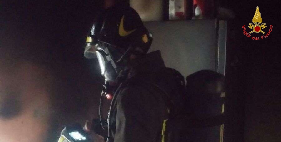 Macerata, salvato un bimbo dalla sua casa in fiamme