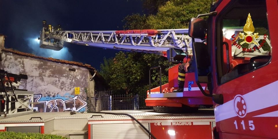 Ancona, in fiamme gli spogliatoi del vecchio campo di calcio