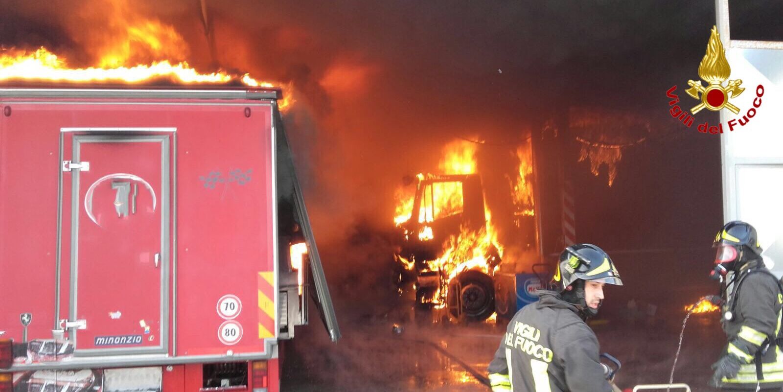 Varese, incendio automezzi custoditi all'interno di un capannone