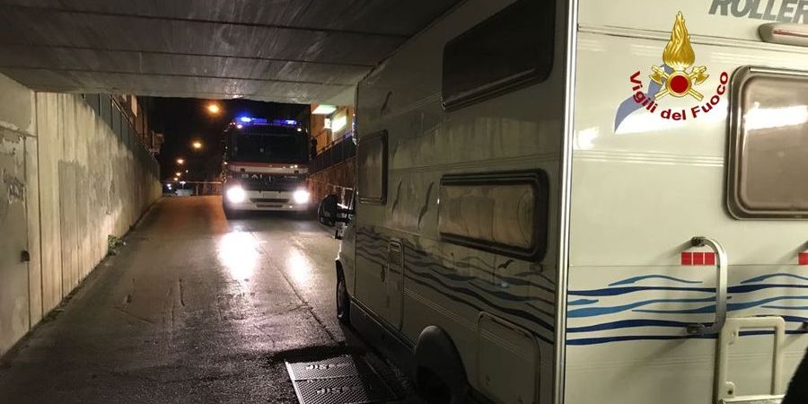 Ancona, camper incastrato in un sottopassaggio